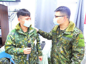 　心輔官藉由引導方式，鼓勵官兵分享自身經驗。（圖：鄭恆佳）
