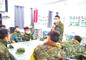 　心輔官講授專業的心理知識。（圖：鄭恆佳）