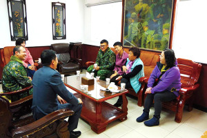 志工媽媽與幹部們分享輔導經驗。(圖:丁駿驣)