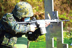 官兵於射擊線實施跪射射擊。(圖:簡慈儒)