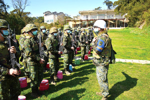 連長向官兵下達安全規定。(圖:簡慈儒)