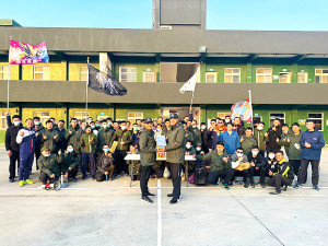 伍大隊長頒發優勝隊伍獎品。(圖:馬武羣)