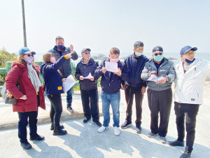 西莒社會住宅預定地,參議劉德全、產發處長林志豐、議員陳貽斌及鄉公所團隊一同會勘,希望解決西莒住的需求。(圖/文:宋幸儒、莒光鄉公所)