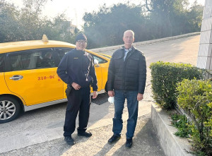 美國籍背包客因語言不通寸步難行,好在南竿所帥警們以流利外語溝通,指引旅遊方針,也藉此展現優良國民外交。(圖/文:曹重偉)