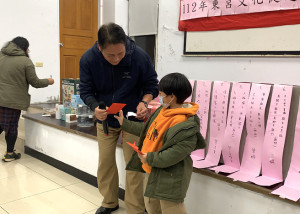 東莒文化促進協會慶元宵,燈謎摸彩人人有獎。(圖/文:蔡夢玲)