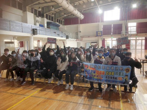 開學了,縣警局與連江縣校外會前往馬祖高中識詐、防詐預防宣導活動,手持宣導海報、標語製作識詐簡報,解說最新型態詐騙模式。(圖:連江縣警察局)