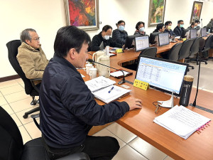 縣府政風處21日辦理111年度公職人員財產申報實質審查及前後年度申報財產比對公開抽籤程序,由副縣長陳冠人主持,落實陽光法案。(圖/文:曹重偉)