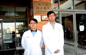　縣醫再添生力軍！陳紹宇（右）是地區首位培育腸胃內科醫師，門診時段排定每週一下午（家醫科）、週二下午，歡迎有需要軍民多加利用。（圖／文：曹重偉）