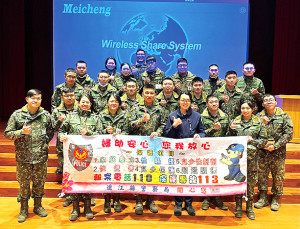 官兵與南竿警察所警員合影。(圖:馬武羣)