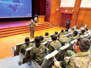 政戰處長陳中校主持性別平等座談。(圖:馬武羣)