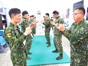 　官兵進行交互演練。（圖：鄭恆佳）