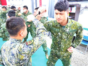 　官兵實際操作奪刀科目。（圖：鄭恆佳）