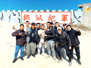 訓員於猛澳沙灘合影留念。（圖：曾俊豪）