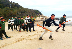 官兵分二隊於起跑線持木槍起跑。(圖:何蕙圳)