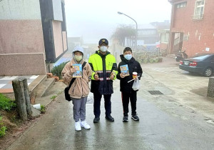 新的學期開始,縣警局注重學生上下學安全,東引警察所和東引國中小配合執行開學護童勤務,確保學生安全不受威脅。(圖:連江縣警察局)