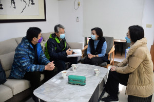 　寒冬送愛！靈鷲山慈善基金會「2023靈鷲送福－台灣萬得福專案」，副執行長陳世人抵馬拜會衛福局，與局長陳美金討論相關細節。（圖／文：曹重偉）