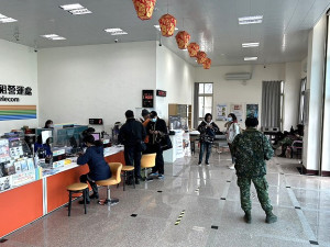 配合軍民需求,馬祖門市提供24小時Wi-Fi免費上網服務,急需民眾可持手機或筆電至現場使用,南竿門市門庭若市,形成特殊景觀。(圖/文:曹重偉)