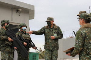 　指揮官陳中將指導官兵裝備操作。（圖：林家豪）