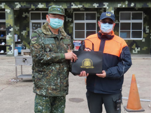 副指揮官馬少將與巫大隊長合影。(圖:張玄德)