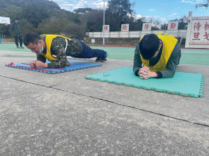 機步連官兵實施平板支撐測驗。（圖：何蕙圳）