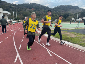 　機步連士官長帶領戰士實施三千公尺跑步測驗。（圖：何蕙圳）