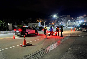 縣警局17日晚針對酒店、卡拉OK等10處營業場所執行擴大臨檢,打造健康、安全,維護少年身心健康的馬祖海上桃花源。(圖:連江縣警察局)