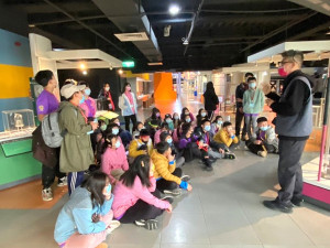走出馬祖學習成長營進行淡水文化之旅,並前往士林科教館探索新知,藉由親身體驗來加強學習印象。(圖:仁愛國小)
