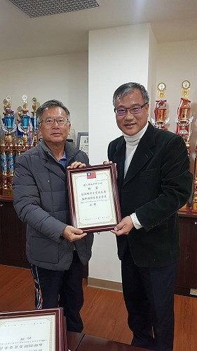 南竿鄉長林志東頒發新任調解委員聘書。(圖:南竿鄉公所)