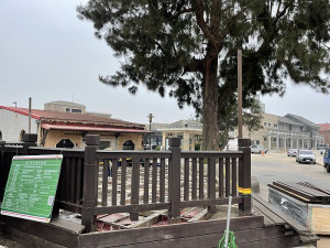 　坂里村中心的休憩平台展開結構修復工程，預估半個月之內可以完工開放使用。（圖／文：陳鵬雄）