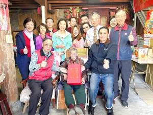 　復興村張金蓮女士虛歲百歲生日，縣長王忠銘、鄉長林志東率團登門祝壽。（圖／文：曹重偉）