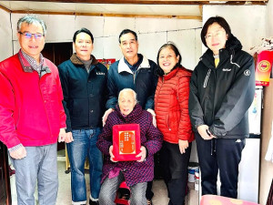 　南竿鄉珠螺村楊金珠女士過95歲生日，縣長王忠銘、鄉長林志東等代表縣府致贈禮品，祝楊女士生日快樂、健康平安。（圖／文：曹重偉）