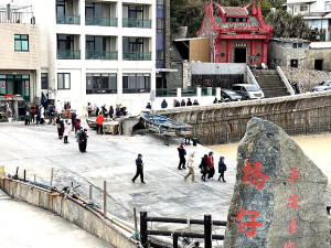 　馬祖斷網，228連假北竿地區仍有遊客來訪，橋仔碼頭數十人等船體驗大坵梅花鹿生態之旅。（圖／文：陳鵬雄）