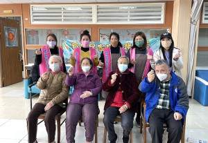 公益剪髮、讓愛發光!新住民中心義剪染髮團前往大同之家為長者服務,讓長輩們年輕十歲,歡迎南北竿鄉親滿10人向村長預約。(圖:連江縣大同之家)