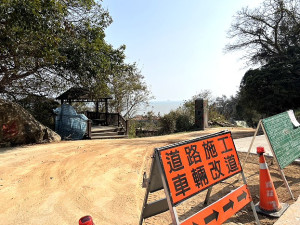 聚英路往體育館因電路管線進行道路施工,4月20日前道路交通管制。(圖/文:馮紹夫)