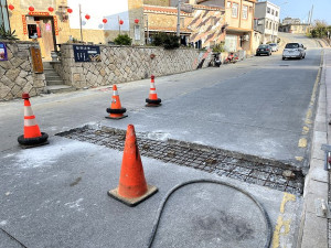 　因應北竿硬地超級馬拉松，北竿全島展開賽道平整計畫，破損路面進行必要修復。（圖／文：陳鵬雄）