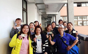 輔導鄉親習得一技之長,民政處辦理中餐丙級證照輔導班東引場,3月5日赴台考照, 18位學員有16名順利考取,可申請證照獎勵金。(圖:縣府民政處)