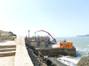 　東莒猛澳碼頭新建候船室工程進入灌漿高峰期，呼籲鄉親與遊客往返碼頭時多加留意小心行車安全。（圖／文：蔡夢玲）