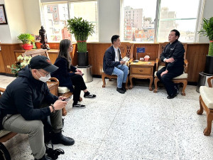 馬祖紅了!因斷纜事件再次登上國際媒體,縣長王忠銘3月6日下午一口氣接受華盛頓郵報、華爾街日報、美聯社台北分社3家外媒訪問。(圖/文:曹重偉)