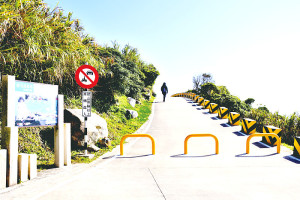 　東引燈塔入口處設車阻，禁止汽機車進入寬度狹小的步道，以維護旅遊品質。（圖／文：陳其敏）