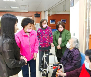 　分享「三八」喜悅，婦女會7日舉辦愛心關懷活動，由理事長李金梅率多位幹部前往大同之家拜訪，陪老人家閒話家常並致贈慰問金。（圖：大同之家）