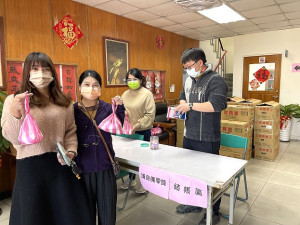 　北竿鄉雞蛋領購作業順暢，民眾開心買到一顆只有6.5元的蛋。（圖／文：陳鵬雄）