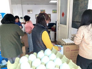 農委會7日配送莒光地區3600顆雞蛋,下午2時東西莒同步領購。(圖/文:蔡夢玲)