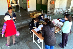 農委會配給東引鄉3400顆雞蛋,800顆分配給駐軍,2600顆按戶進行配售,7日上午在鄉代會門口開賣,過程平和順暢。(圖/文:陳其敏)
