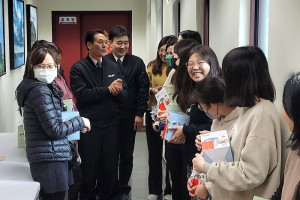 38婦女節,為感謝婦女同仁辛勞,縣長王忠銘、副縣長陳冠人、秘書長張龍德一起問候府內女性同仁並致贈小禮物,表達尊敬與祝賀。(圖/文:曹重偉)