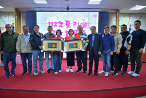 　東引鄉慶祝112年婦女節聯誼餐會，議長張永江、縣府秘書長張龍德、鄉長林德建、指揮官賴政豐等人共同代表縣長王忠銘表揚模範婦女葉美玲，幸福家庭林美春、林翠文。（圖／文：陳其敏）