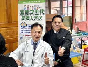 整合式健檢8日起在馬港天后宮起跑,首日392人完成;縣長王忠銘到場關心,前縣長劉增應擔任檢查醫師,形成兩位縣長同框的趣味畫面。(圖/文:曹重偉)