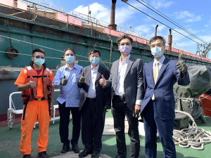 連江地檢署查扣中國籍違法抽砂船,經囑託法務部行政執行署士林分署拍賣,3月7日下午以新台幣688萬拍定。(圖:連江地檢署)
