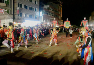 　山隴境白馬尊王廟遶境隆重登場，邀萬里協聖堂跨海助陣及演出「官降首」；縣長王忠銘等在縣府前酬拜香火，祈求馬祖平安、縣運昌隆。（圖／文：曹重偉）