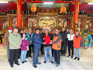 　福澳境華光大帝廟管會11日選舉主委，新任主委林代明（右），原主委林明揚（左）交棒傳承。（圖：福澳境華光大帝廟管會）