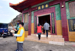 　東引鄉「安寧廟」舉行擺暝，信眾陸續前往上香祈福。（圖／文：陳其敏）